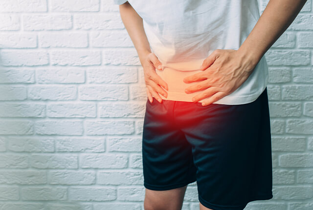 腹部を押さえている男性