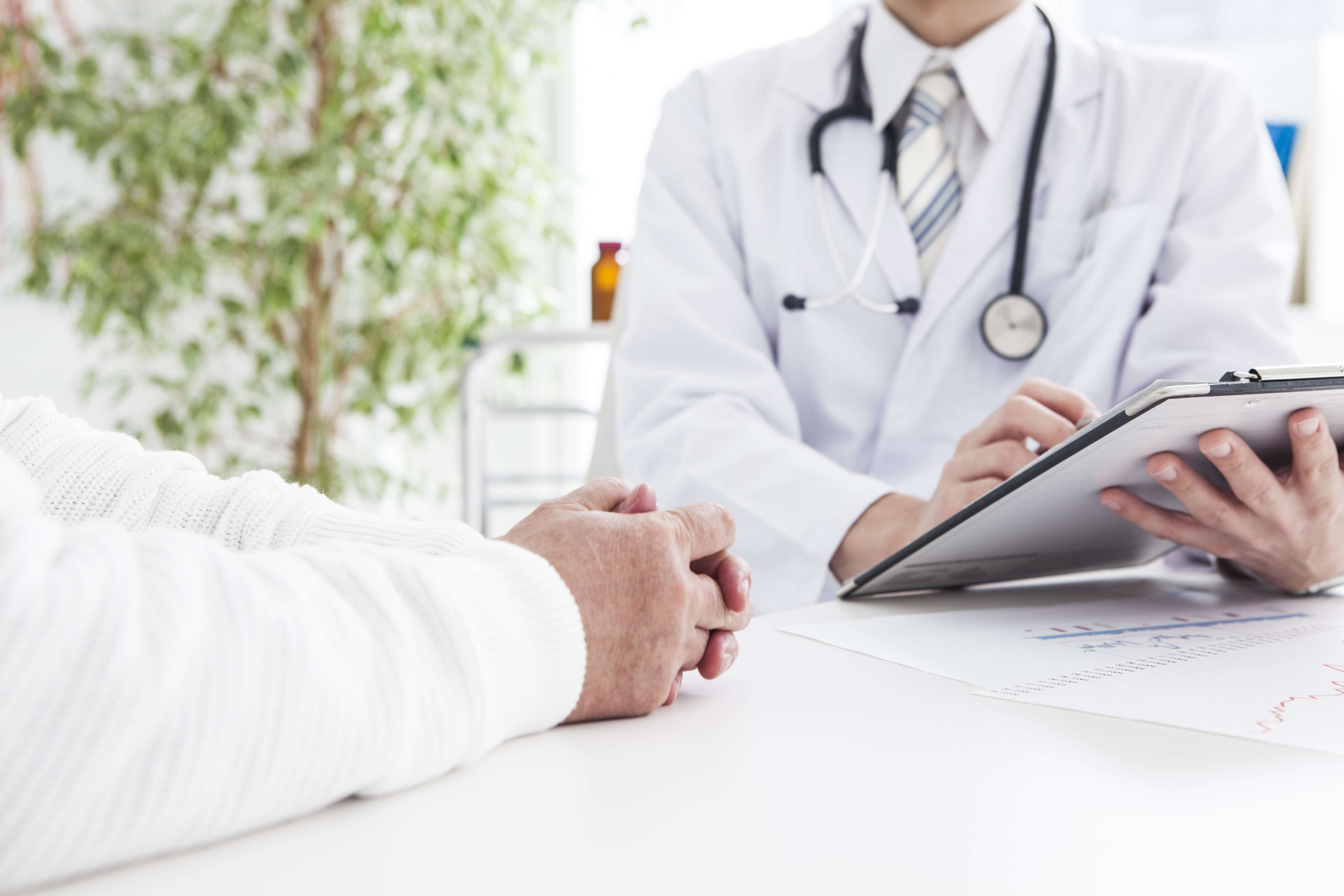 問診している医師
